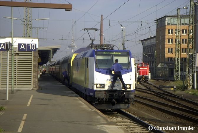 Während der Wartezeit in Bremen betätigt sich ein Metronom-Lokführer als Fensterputzer