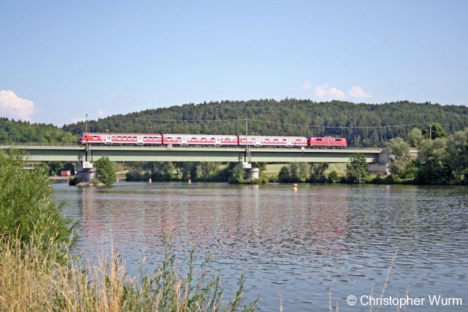 Regionalbahn von Regensburg nach Ulm hat gerade den Haltepunkt Poikam verlassen und überquert die Poikamer Eisenbahnbrücke.