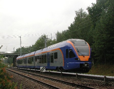 Am 28.08.06 steht ein Elektrotriebwagen der BR427 auf dem Testgleis in Hennigsdorf Nord. Diese Züge wurden im Dezember an die Cantus Verkehrs Gesellschaft übergeben. Hier zu sehen ist der Wagen Nr. 001. Hersteller dieser Züge ist die Firma Stadler in Velten.