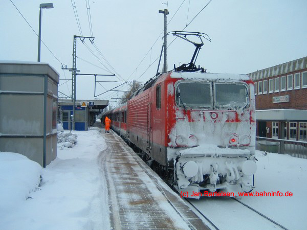 Große Schneemassen in Schleswig-Holstein sind eher selten. Am 11.März 2006 hatte das Bahn-Personal jedoch mit ordentlich Schnee zu kämpfen. Das Foto entstand im Bahnhof Elmshorn.