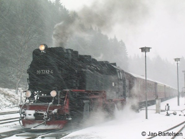 Die Dampflok 99 7232-4 der Harzer Schmalspurbahn kämpft sich durch den Schnee. Die Aufnahme entstand am 19.02.2002 bei Schneefall im Bahnhof Schierke.