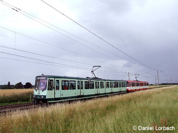 Im Rahmen einer Sonderfahrt befahren die Stadtbahnwagen B der Kölner Verkehrsbetriebe und der Stadtwerke Bonn zusammengekuppelt die Rheinuferbahn bei Uedorf. Im Planbetrieb sind nur Traktionen von KVB und SWB im Einsatz.