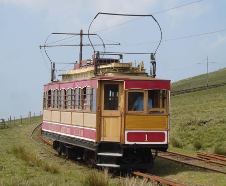 Wagen 1 der Snaefell Mountain Railways bei Einfahrt in die Station Bungalow talwärts. Der Snaefell ist der zweithöchte Berg Englands und befindet sich auf der Isle of Man, das europäische Straßenbahnparadies. (Juni 2007)