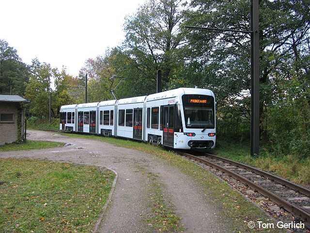 BOGESTRA-Variobahn 502 verweilt zu Test- und Einstellungsfahrten in Schöneiche (b. Bln). Am 17.10.08 rangiert sie während einer Präsentationsfahrt auf dem SRS-Betriebshof.