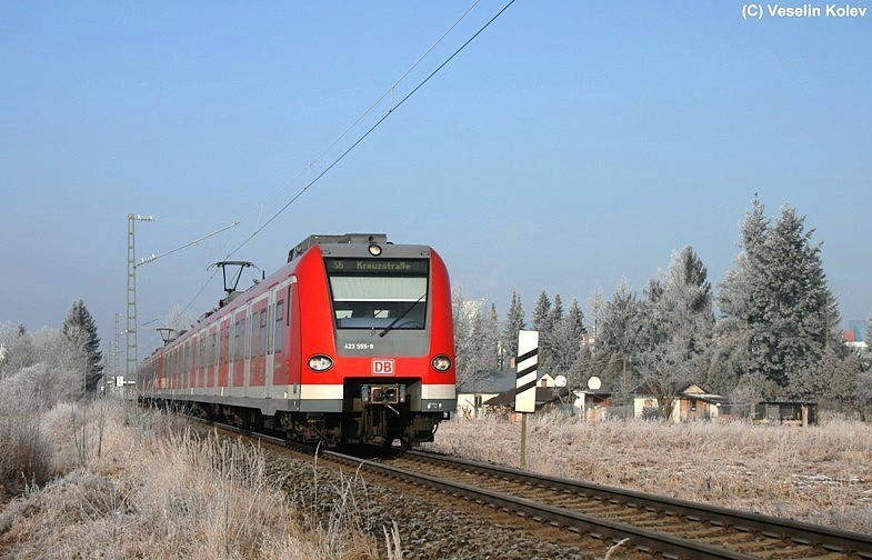 423 595 ist mit einem weiteren 423er am Vormittag des 9.01.2009 als S6 unterwegs. Nahe Neuperlach Süd wurde der Zug auf den Chip gebannt.