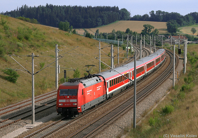 101 027 zieht am Morgen des 12.07.2009 den München-Nürnberg-Express südwärts. Es handelt sich um Deutschlands einzigen Regionalzug, der 200 km/h erreicht. Aufgenommen nahe Hebertshausen.