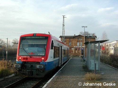 Neustadt/Dosse, am 02.Dezember 2006. Eine BR650 der Prignitzer Eisenbahn, wartet auf die Abfahrt nach Neuruppin (Rheinsberger Tor). 
Der Wagen trägt die Nummer 07.
Die Linie PE53 wurde zum Fahrplanwechsel im Dezember 2006 eingestellt. 