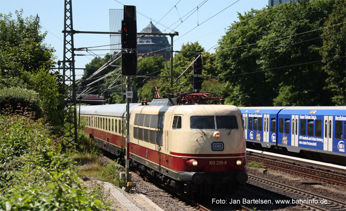 Nostalgie-InterCity im Planeinsatz: 103 235-8 am 27. Juni 2010 mit IC 1817 kurz vor der Einfahrt in Hamburg-Dammtor