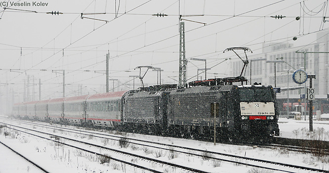 Zwei Eurosprinter-Loks machen mit EC 87 München - Verona am 11. Februar 2010 im verschneiten Münchner Ostbahnhof Station.