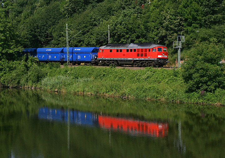 Das Kohlekraftwerk im oberbayerischen Zolling wird per Schiene bedient. Im Bild Ludmilla-Lok 233 510, die mit leeren Kohlewagen vom Kraftwerk in Richtung Landshut unterwegs ist, aufgenommen bei Volkmannsdorf.