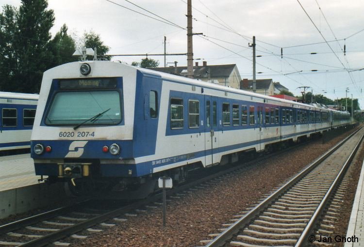 4020 207 ist soeben mit Steuerwagen 6020 207 voran in Gänserndorf angekommen und fährt gleich nach kurzem Aufenthalt nach Mödling zurück.