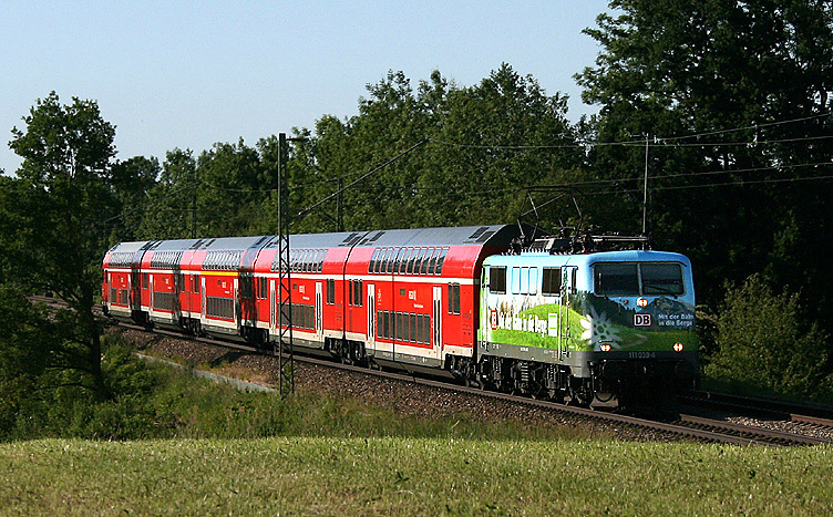 Im Sommer 2011 sind drei Werbe-111er durch Bayern unterwegs. Eine davon ist 111 039 