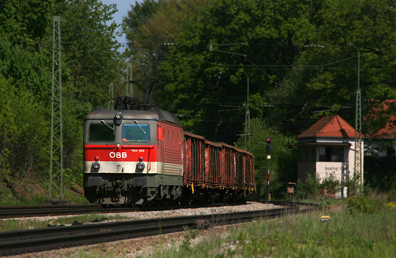 Ein Motivklassiker für Eisenbahnfreunde ist die nördliche Einfahrt von Aßling. Zum Alltag gehören auch zahlreiche ÖBB-Loks. Am 30.04.2011 konnte dort 1144 220 mit einem Güterzug festgehalten werden.