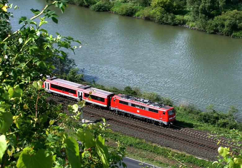 Blick vom Weinberg hinunter zum Main. Im Bild ein Regionalzug am 2.07.2011 bei Himmelstadt (Strecke Würzburg - Gemünden).
