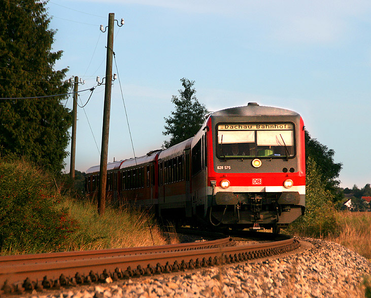 Im Jahr 2011 fahren immer noch 628er auf der Linie A der Münchner S-Bahnen. Erst 2013 kommt die Elektrifizierung und damit die 423er. Dieser Zug erreicht in Kürze den Endbahnhof Altomünster; Zugzielanzeiger wurde schon frühzeitig für die Rückfahrt nach Dachau angepasst. Aufgenommen am 6.09.2011.