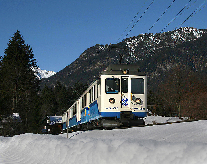 Ein herrlicher Wintertag in einer Urlaubsgegend: Ein Tal-Triebwagen der Zugspitzbahn hat am 5.02.2011 gerade Grainau in Richtung Garmisch-Partenkirchen verlassen.