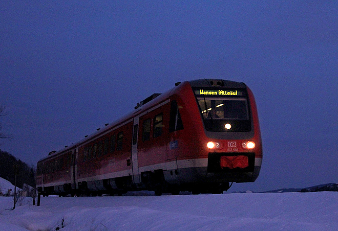 Abendatmosphäre am 28.12.2011: Zur blauen Stunde passiert 612 581 die Ortschaft Ratholz im Allgäu. Mit diesem stimmungsvollen Bild wünscht BahnInfo allen Lesern einen guten Rutsch und ein frohes neues Jahr 2013!