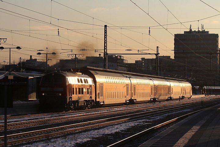 In der Abendsonne des 3.02.2012 verlässt dieser Pendlerzug den Münchner Ostbahnhof in Richtung Mühldorf.