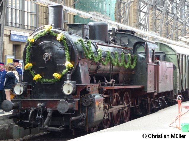 Anlässlich seines 125-jährigen Bestehens ist am 17.08.2013 die preußische G8 im Frankfurter Hauptbahnhof auf Gleis 1 zu Gast.