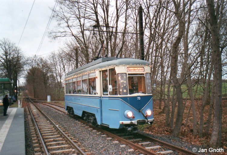 Der historische Tw 73 der Schöneicher-Rüdersdorfer-Straßenbahn steht als Adventsbahn am 07.12.2013 in Alt-Rüdersdorf zur Abfahrt nach Friedrichshagen bereit.