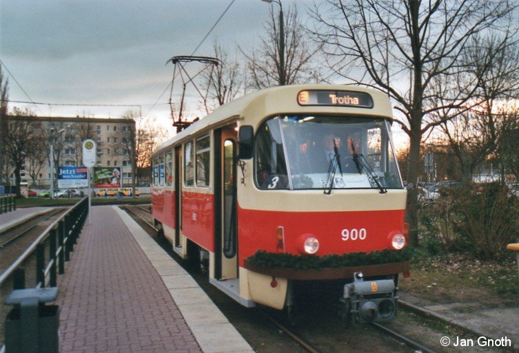 Tatra T4D 900 ist am 21.12.2013 vom Stadtzentrum kommend in Halle-Trotha eingetroffen und wird in ca. 20 Minuten zur nächsten Runde als Adventsbahn in Richtung Stadtzentrum starten.