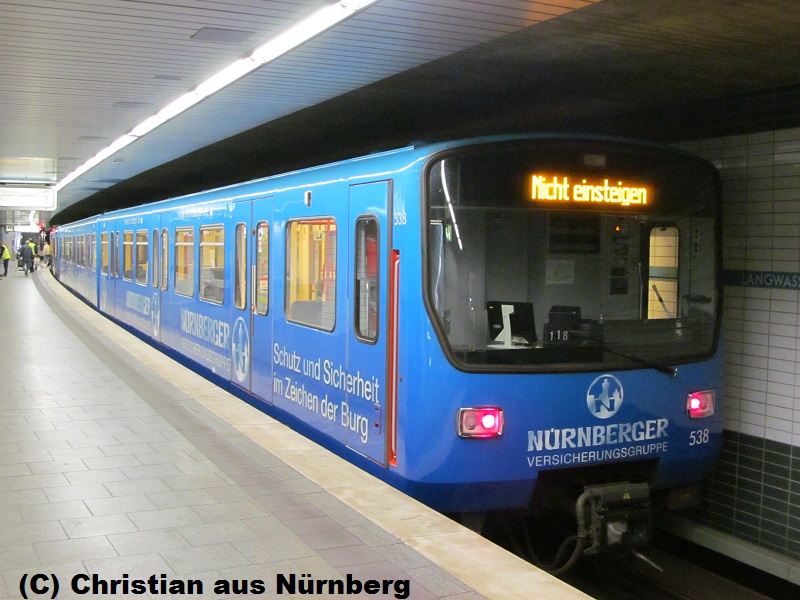 Der erste Vollwerbezug in Nürnberg ist wohl bald schon wieder Geschichte, noch darf er aber noch auf der Linie U1 fahren hier am U-Bahnhof Langwasser-Süd.
