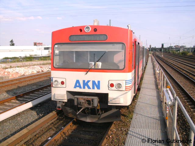 Der VTA 68 der AKN Eisenbahn AG glänzt am frühlingshaften Sonntag in Eidelstedt kurz vorm Einsatz...