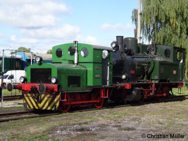 Abgebildet ist die 1925 von HANOMAG gebaute Dampflokomotive Nr.2, geschoben von der bei DEUTZ gefertigten Köf 0605 auf dem Freigelände des Historischen Lokschuppen Wittenberge. Die Aufnahme entstand am Samstag den 26.9.2015.