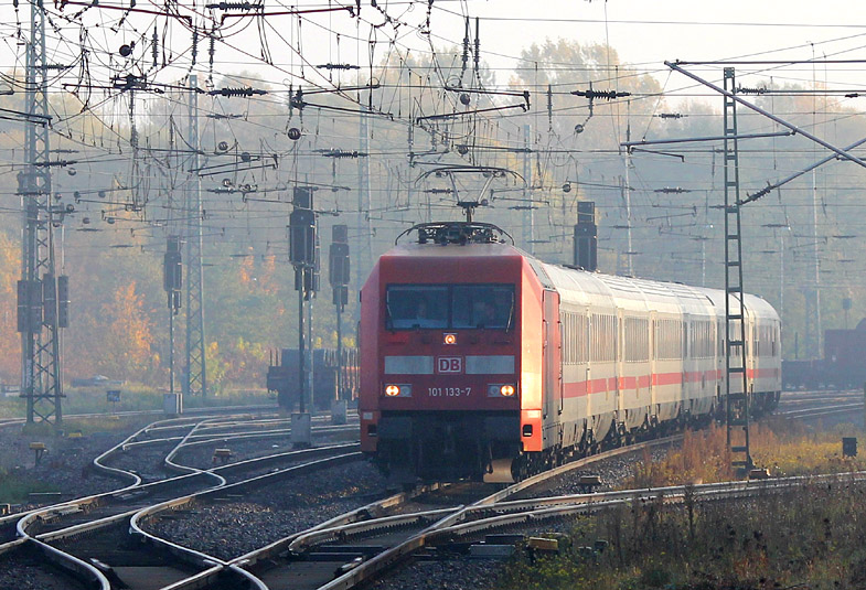 Am dunstigen Morgen des 27.10.2015 fährt ein Intercity in Brandenburg Hbf ein.