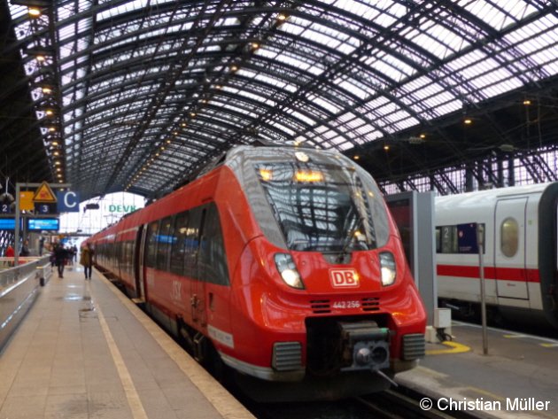 Im Kölner Hauptbahnhof befindet sich auf Gleis 2 der Talent-Triebzug BR 442 256 des Rhein-Sieg-Express auf der Fahrt nach Siegen. Derweil wartet auf Gleis 4 rechts im Bild ein ICE2 auf den Abfahrauftrag. Die Aufnahme entstand am 30.4.2016. 