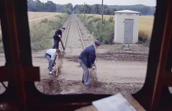 Bei einer Sonderfahrt der AKN mit einem Triebwagen über die OHE-Strecken
musste im Jahre 1985 nahe Soderstorf der Bahnübergang freigeschaufelt werden, bevor es weitergehen konnte. 