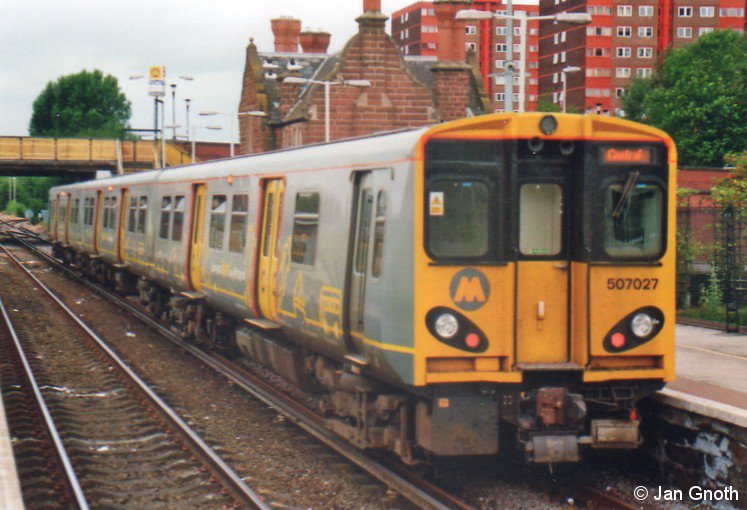 507 027 der Liverpooler Merseyrail ist am 07.07.2017 am südöstlichen Endpunkt der Wirral Line in Ellesmere Port angekommen und wird nach rund 12minütigem Aufenthalt nach Liverpool Central zurück fahren.