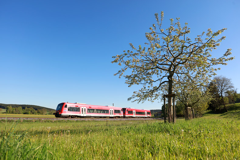 Am frühlingshaft sonnigen 10. Mai 2017 wurde ein 650er-Doppel nördlich von Krumbach (Schwaben) aufgenommen (Strecke: Mindelheim - Günzburg)