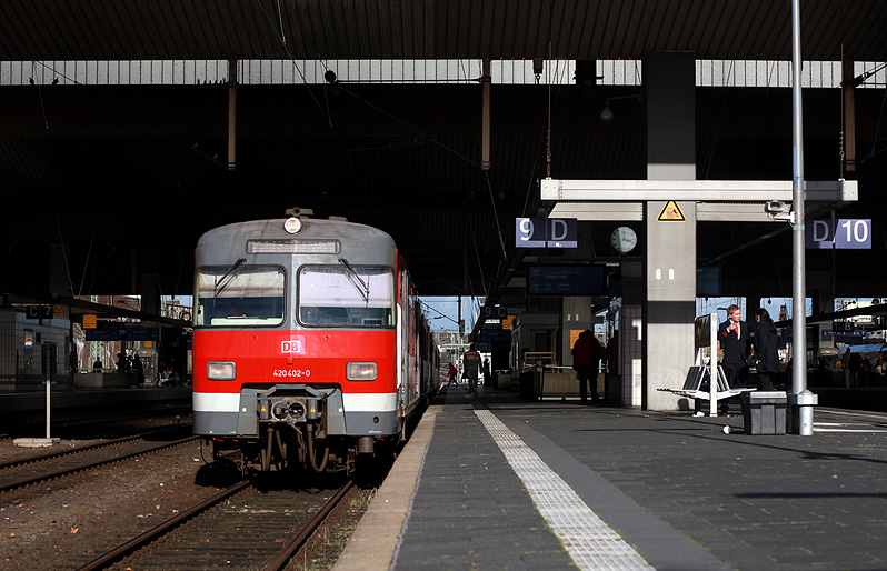 2017 fahren immer noch etliche 420er, zum Beispiel im Ruhrgebiet. Im Bild ist 420 402 im Hauptbahnhof von Düsseldorf am 27.10.2017