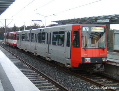 Wagen 4244 der Düsseldorfer Rheinbahn verlässt am 18.02.2006 auf der Linie U79 in Duisburg die Hst. 