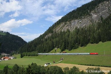 1116 081 mit einem Eurocity nach Italien beim erklimmen der Brennerstrecke im südlichen Bogen von St. Jodok am 17. August 2006.