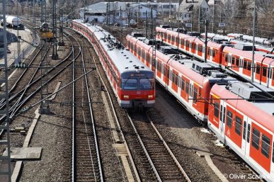 Am 1.3.2010 fährt BR 420 469 als S2 auf der Fahrt nach Schorndorf in den Bahnhof Vaihingen in Stuttgart ein. Die Frühjahrssonne wärmt sehr angenehm und wirft selbst zur Mittagszeit lange Schatten.