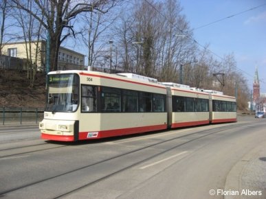 Niederflurtriebwagen 304 (Typ GT6M; AEG 1995) ist am 18.03.2010 in Frankfurt (Oder) zwischen den Haltestellen Zentrum und Bahnhof auf dem Weg Richtung Kopernikusstraße unterwegs.