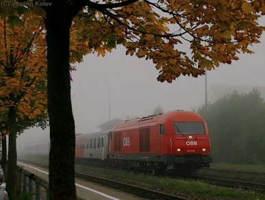 Nebel gehört zum Herbst dazu genauso wie die Laubfärbung. Mit jedem weiteren
Tag scheinen die Nebel- und Hochnebelfelder hartnäckiger zu werden. ÖBB-Lok 2016 076 fährt am dunstig-trüben Morgen des 4.10.2010 mit dem RE 966 Linz - München in Dorfen Bahnhof ein.