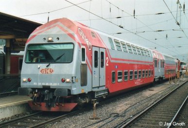 In den Hauptverkehrszeiten setzt die Graz-Köflacher-Eisenbahn neben den VT70 auch noch lokbespannte Doppelstockzüge als Verstärker ein, hier steht so ein Doppelstockzug in Graz Hauptbahnhof zur Abfahrt nach Köflach bereit.