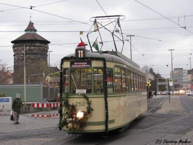 Eine adventlich geschmückte historische Straßenbahn in Nürnberg.