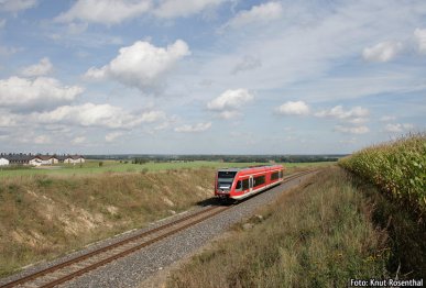 Mit Gelenktriebwagen der Baureihe 646 wird der Regionalverkehr auf dem brandenburgischen RE 6 erbracht. 646 025 schlängelt sich hier kurz hinter Wittstock (Dosse) in Richtung Wittenberge durch eine kleine Hügellandschaft.