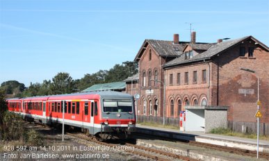 928 597 ist am 14.10.2011 als Regionalbahn zwischen Bremen und Uelzen unterwegs und fährt in den Bahnhof Ebstorf (Kr. Uelzen) ein. Ab dem Fahrplanwechsel im Dezember 2011 wird diese Aufnahme historisch sein. Denn dann übernimmt die OHE mit LINT 48 den Betrieb.