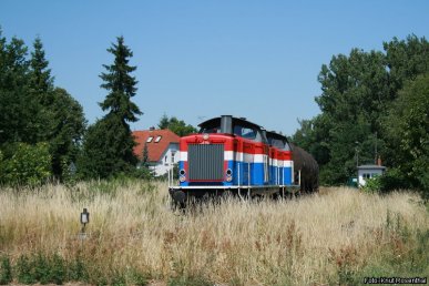 Rasen mähen .... hätte man auch mal können, als sich am 2. Juli 2008 212 279 und 212 314 der Eisenbahngesellschaft Potsdam den Weg durch die urbane Gräserlandschaft in Kyritz bahnen.