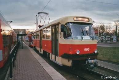 Tatra T4D 900 steht am 21.12.2013 als Adventsbahn in Halle-Trotha zur Abfahrt nach Riebeckplatz bereit.