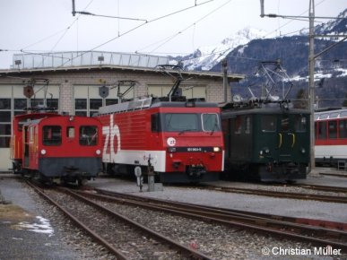 Im Depot Meiringen, Schweiz, kommen hier Lokomotiven von unterschiedlichen Eisenbahngesellschaften zusammen. Die Aufnahme entstand am 5.2.2014.