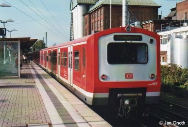 Während des Wartens auf den Uerdinger Schienenbus der AKN in Eidelstedt beim 14. verkehrshistorischen Tag am 05.10.2014 in Hamburg entstand auch dieses Bild eines 472.1 in Eidelstedt. Die Baureihe 472.1 kam im Jahr 1975 in den Fahrgasteinsatz und hat seitdem das Bild auf der S21 (damals zunächst noch als S2 bezeichnet) zwischen Pinneberg und Aumühle und somit in Eidelstedt geprägt. In den Jahren 1997-2000 umfassend modernisiert und dabei der Baureihe 474 angeglichen, sollen die 472 in der 2. Häfte der 2010er Jahre durch neue Fahrzeuge der Baureihe 490 ersetzt werden.