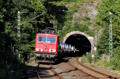 155 229 ist am 10.09.2015 mit einem Güterzug auf der Siegstrecke unterwegs. Die Aufnahme entstand in Scheuerfeld.