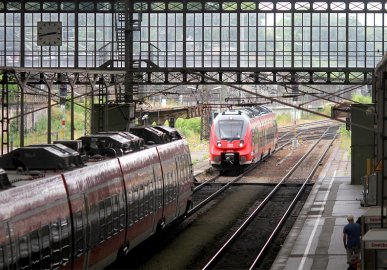 Blick von der DB Lounge auf die Gleise des Dresdner Hauptbahnhofs am 20.07.2015. Ein Talent-Triebzug fährt ein