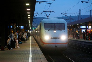 Zwischenstation für einen ICE 1 am Abend des 7.05.2017 in Göttingen